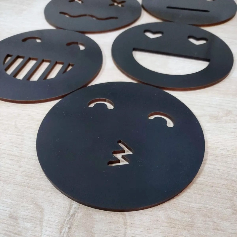 SET DE 6 POSAVASOS DE MADERA CON DISEÑOS DE EMOJIS - 2