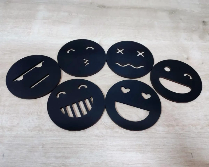 SET DE 6 POSAVASOS DE MADERA CON DISEÑOS DE EMOJIS - 3