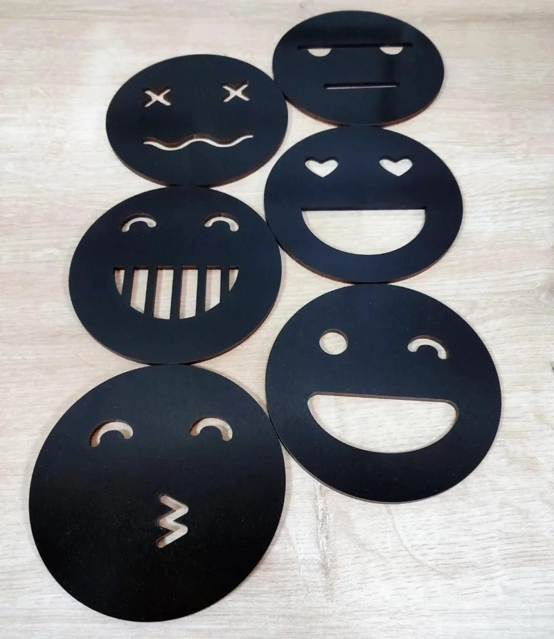 SET DE 6 POSAVASOS DE MADERA CON DISEÑOS DE EMOJIS - 4