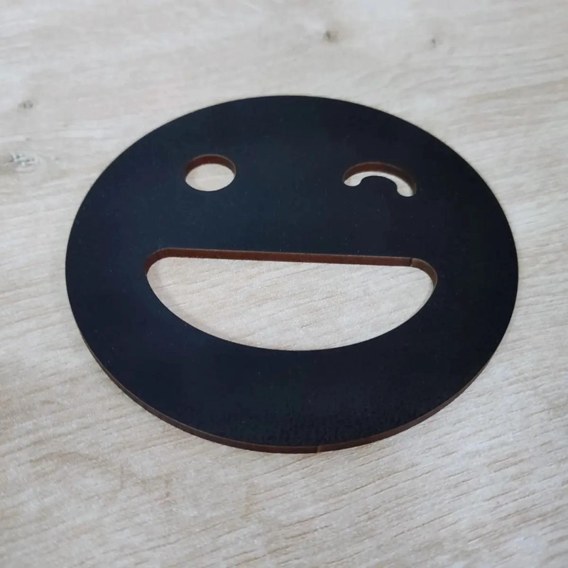 SET DE 6 POSAVASOS DE MADERA CON DISEÑOS DE EMOJIS - 5
