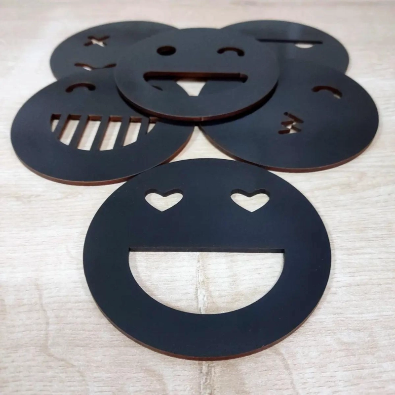 SET DE 6 POSAVASOS DE MADERA CON DISEÑOS DE EMOJIS - 6