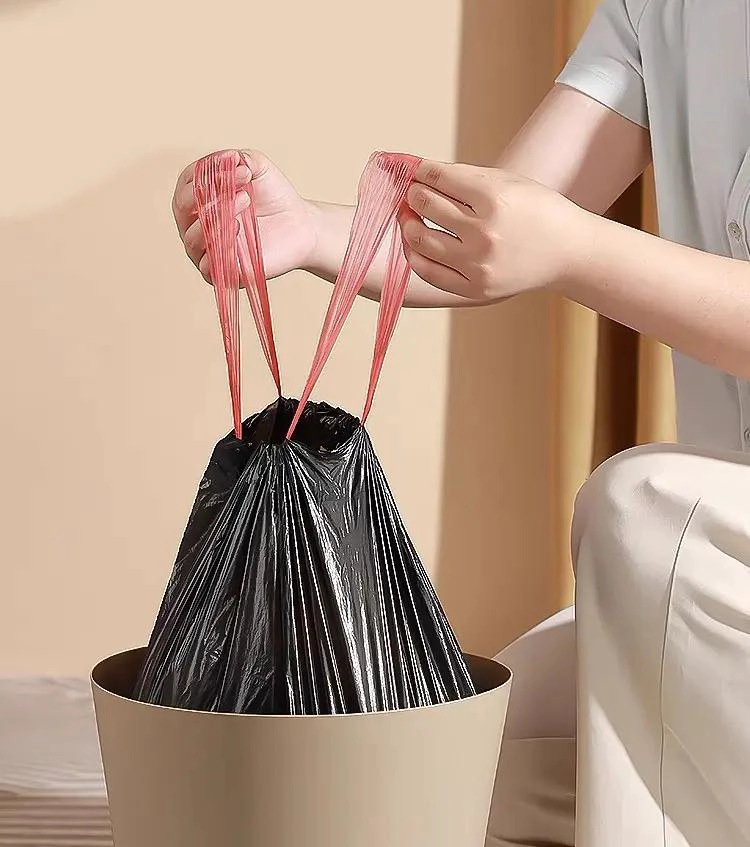 PACK DE 50 BOLSAS NEGRAS PARA BASURA CON CORDON DE 55X75CM - 6
