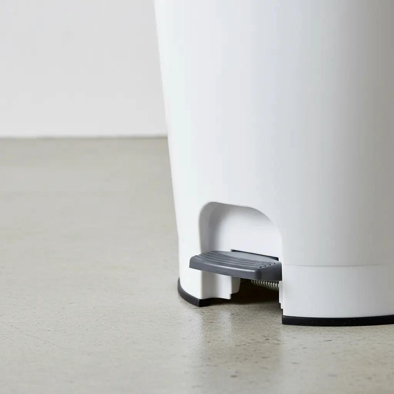 BASURERO BLANCO CON PEDAL CENTRAL DE 12 LITROS - 3