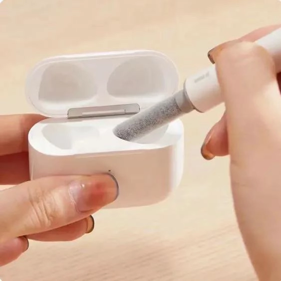 TAPONES ANTIPOLVO USB C Y CEPILLO LIMPIADOR PARA IPHONE - 8