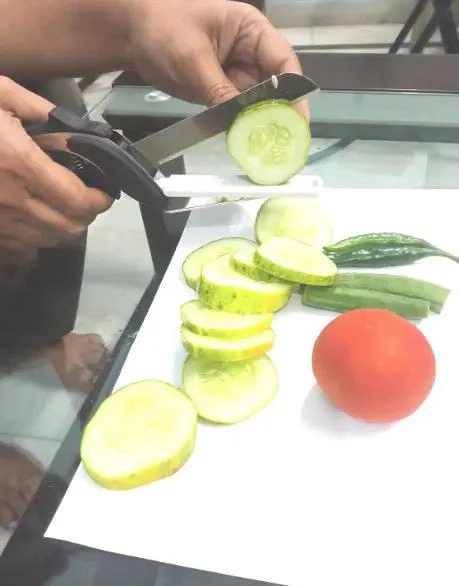 TIJERAS MULTIFUNCIONALES PARA CORTAR ALIMENTOS Y VERDURAS - 4