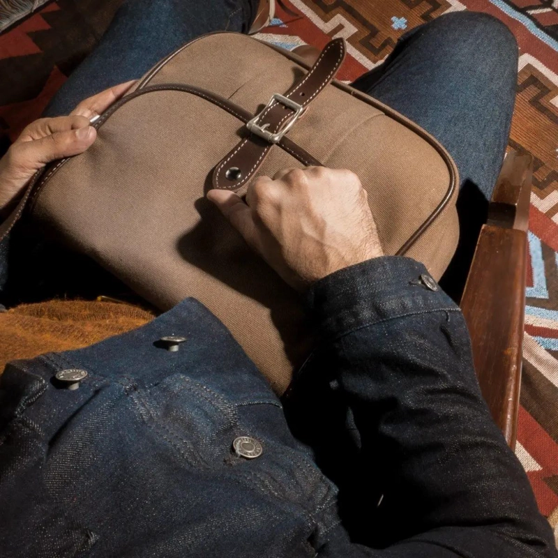 BOLSO SLING BAG URBANO CON COMPARTIMENTOS Y CIERRE - 5