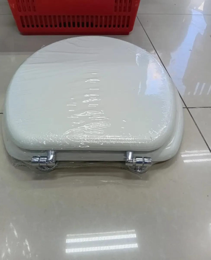 TAPA DE INODORO REDONDA CON BISAGRAS CROMADAS PARA SANITARIOS - 2