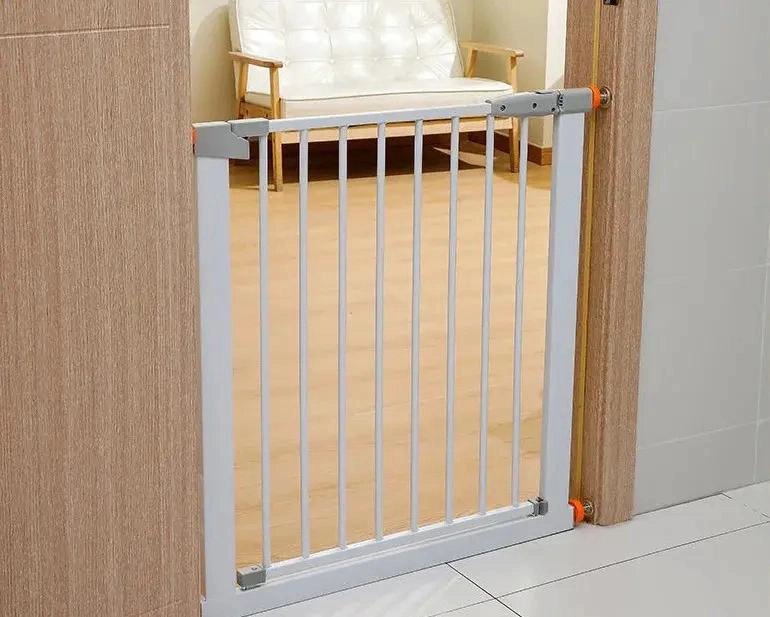 PUERTA DE SEGURIDAD AJUSTABLE PARA BEBE S Y MASCOTAS - 5