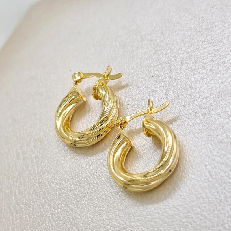 AROS DE ORO LAMINADO 18K CON DISEÑO TWISTED STRIPES - 1
