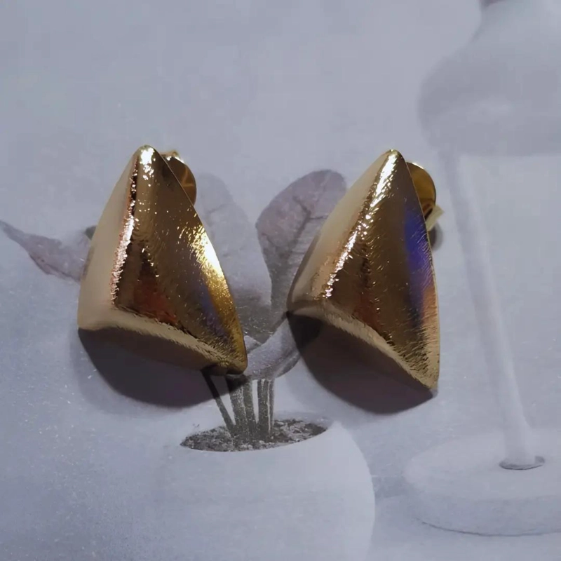 AROS ENCHAPADOS EN ORO CON DISEÑO TRIANGULAR SATINADO - 4