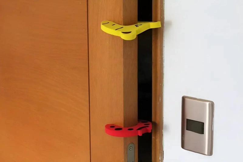 PACK DE 5 PROTECTORES DE PUERTAS Y CAJONES PARA NIÑOS - 8
