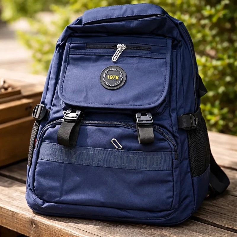 MOCHILA URBANA IMPERMEABLE CON DISEÑO GEOME TRICO - 1