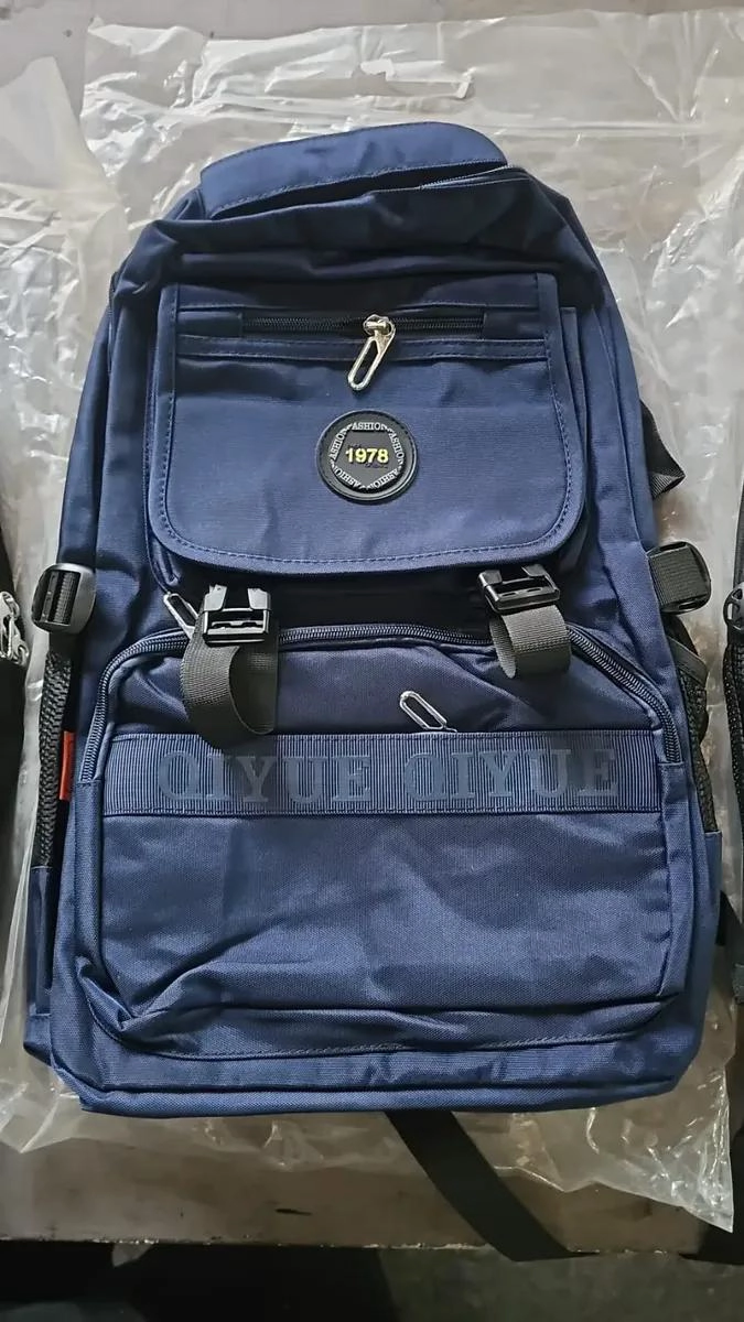 MOCHILA URBANA IMPERMEABLE CON DISEÑO GEOME TRICO - 6