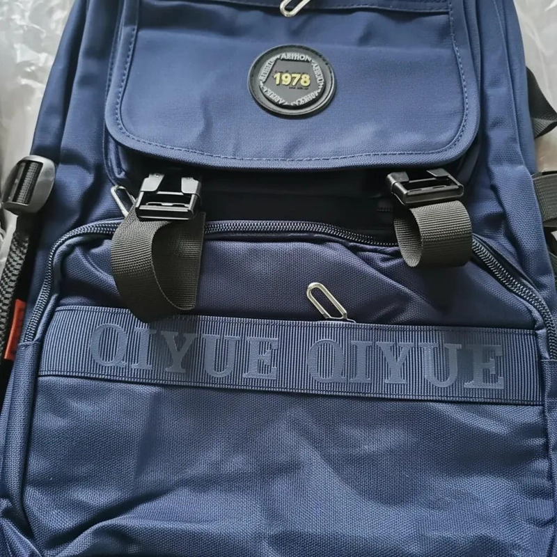 MOCHILA URBANA IMPERMEABLE CON DISEÑO GEOME TRICO - 8