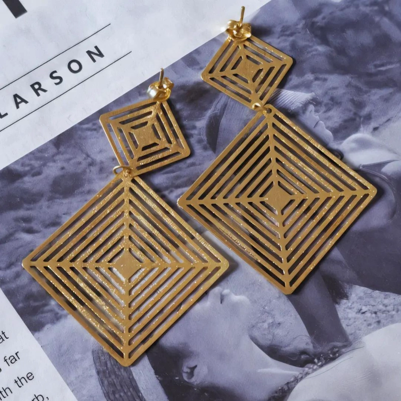 AROS ENCHAPADOS EN ORO CON DISEÑO GEOME TRICO ELEGANTE - 4