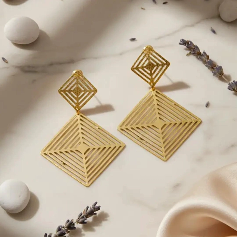AROS ENCHAPADOS EN ORO CON DISEÑO GEOME TRICO ELEGANTE - 5