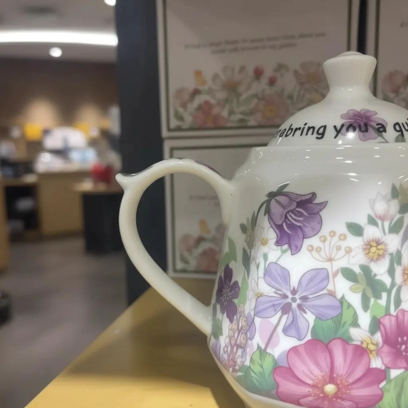 TETERA DE CERAMICA CON DISEÑO FLORAL COLORIDO Y ELEGANTE - 5