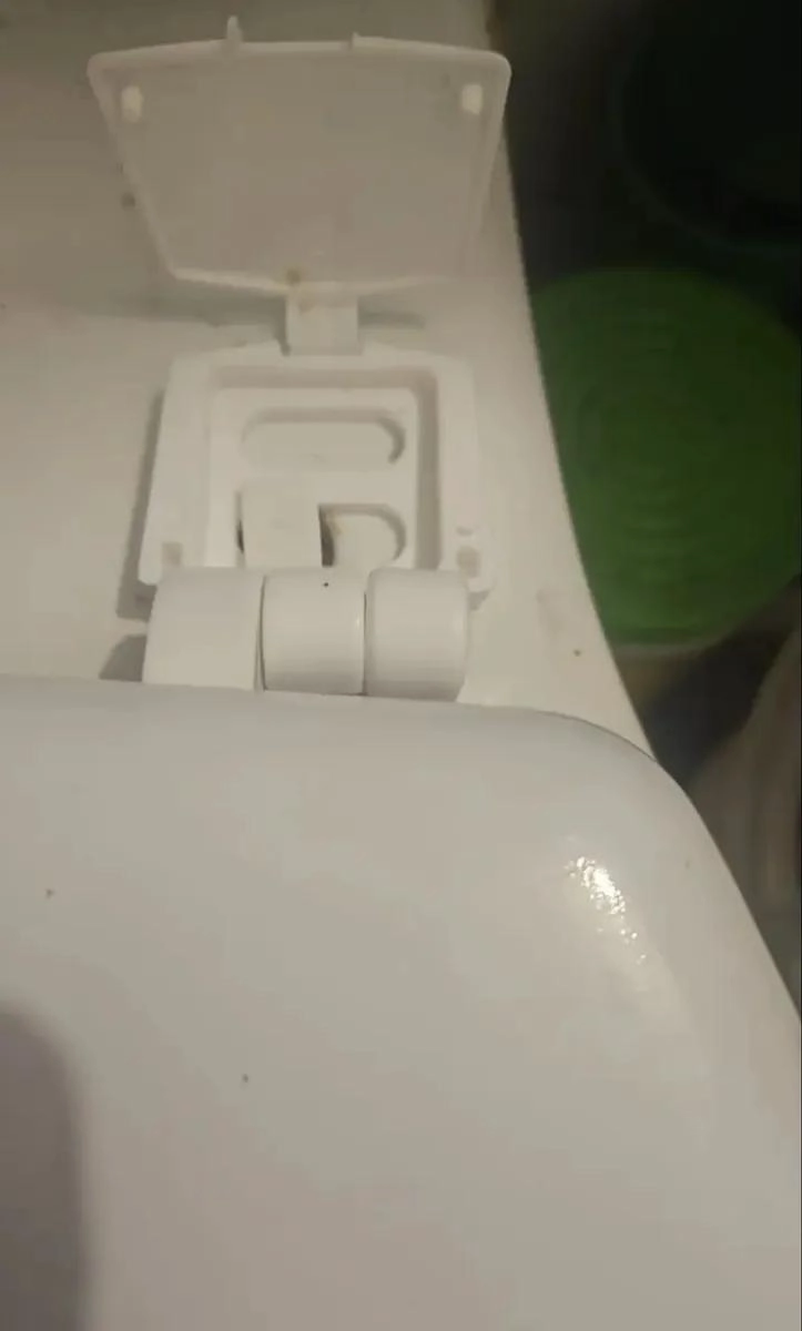 ASIENTO DE WC DE MADERA ELONGADO CON BISAGRA DURADERA - 1