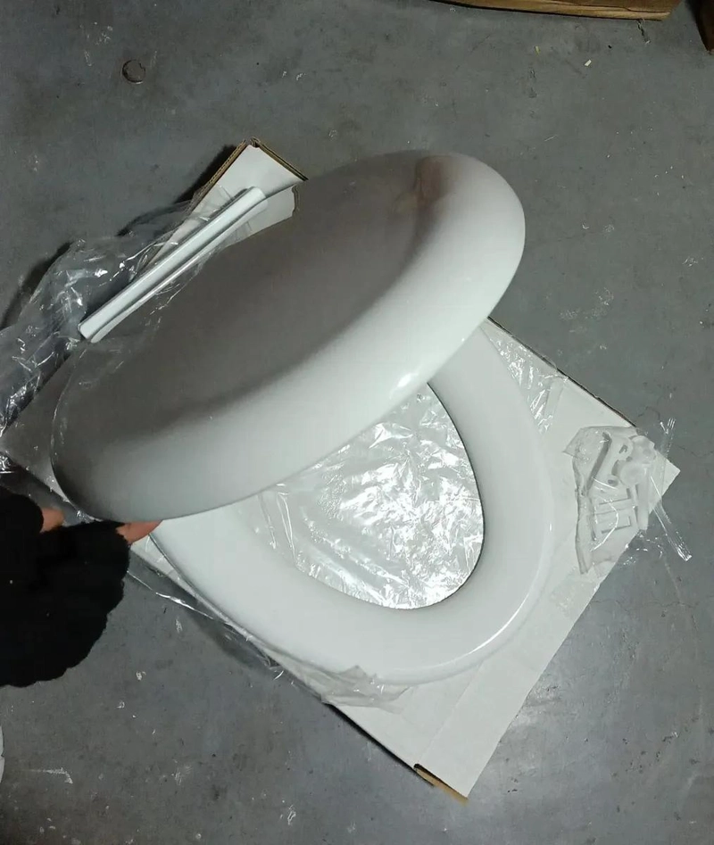 TAPA DE ASIENTO DE WC UNIVERSAL COLOR BLANCO CON CIERRE SUAVE - 1