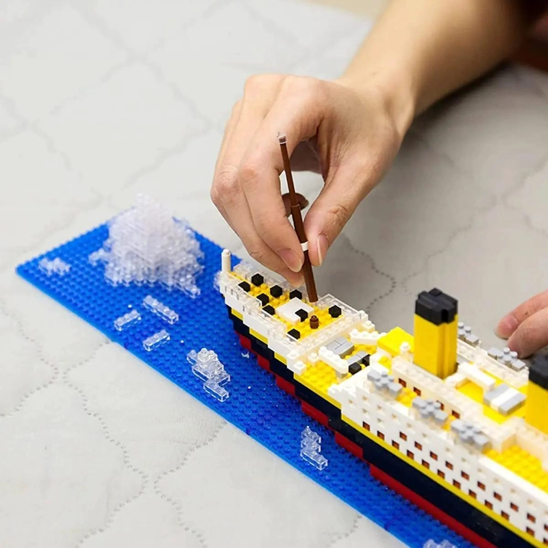SET DE CONSTRUCCION 3D TITANIC CON 1860 PIEZAS - 4