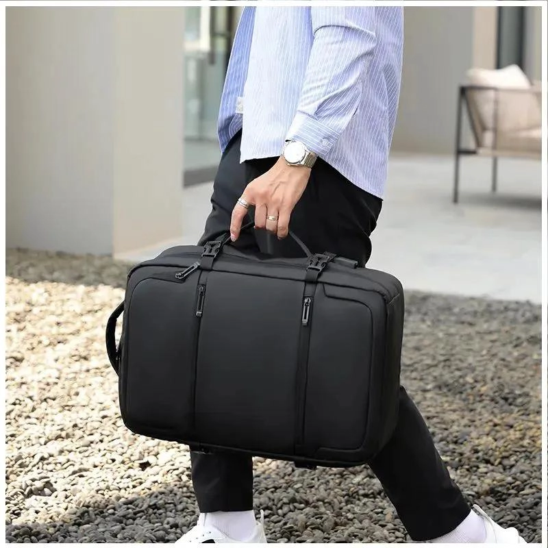 MOCHILA IMPERMEABLE DE 35 LITROS CON PUERTO USB INTEGRADO - 6