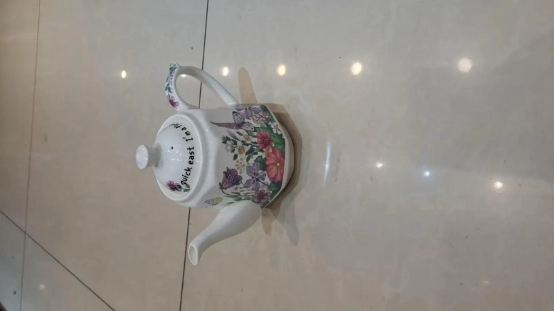 TETERA DE CERAMICA BLANCA CON DISEÑO FLORAL Y MARIPOSAS - 3