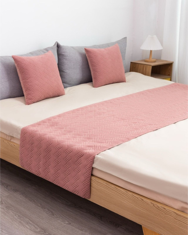 JUEGO DE PIECERA DE CAMA CON 2 FUNDAS MODELO PLUSH ROSADO - 1