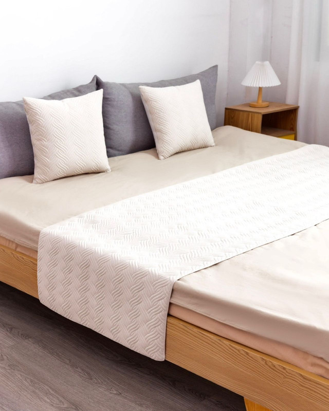 JUEGO DE PIECERA DE CAMA MAS 2 COJIN CON FUNDAS MODELO PLUSH BLANCO - 1