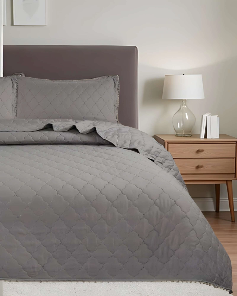 QUILT CUBRECAMA DE VERANO CON POMPONES PLAZA Y MEDIA GRIS - 3
