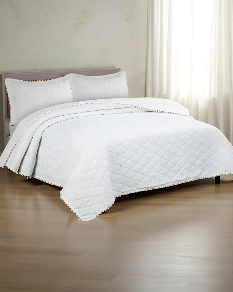 CUBRECAMA KING CON DETALLES DE POMPONES COLOR BLANCO - 3