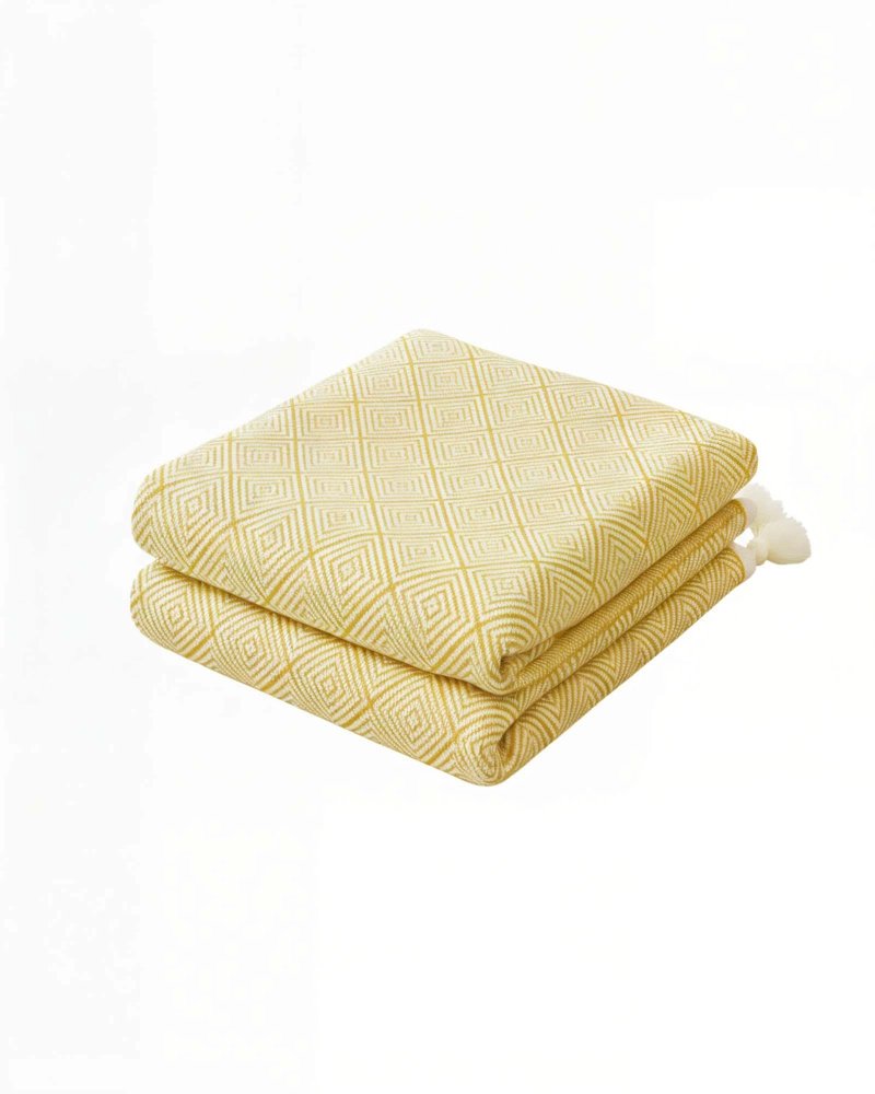 MANTA CON BORLAS DECORATIVA  Y ESTAMPADO GEOMETRICO DE ROMBO COLOR AMARILLO - 2