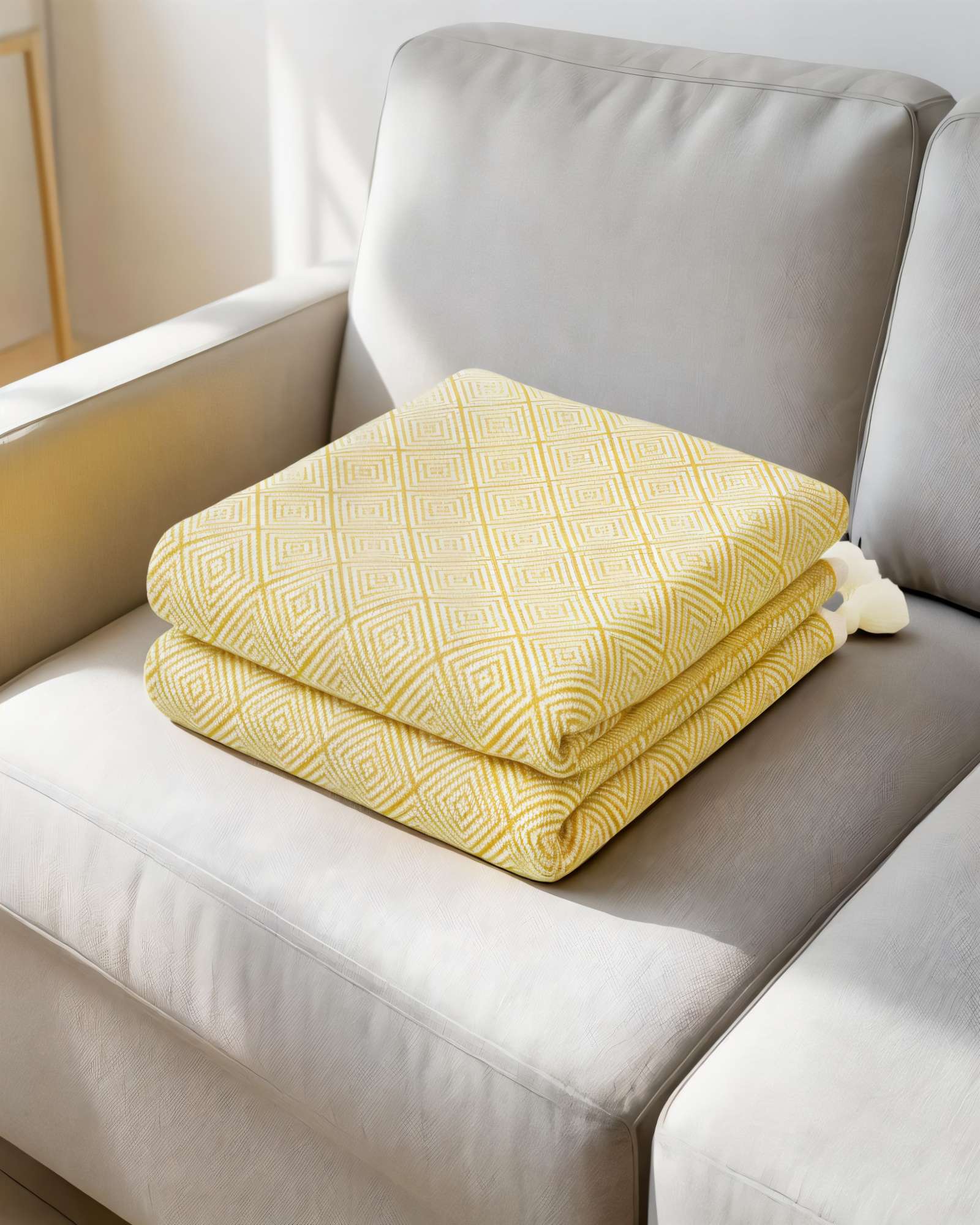 MANTA CON BORLAS DECORATIVA  Y ESTAMPADO GEOMETRICO DE ROMBO COLOR AMARILLO - 4