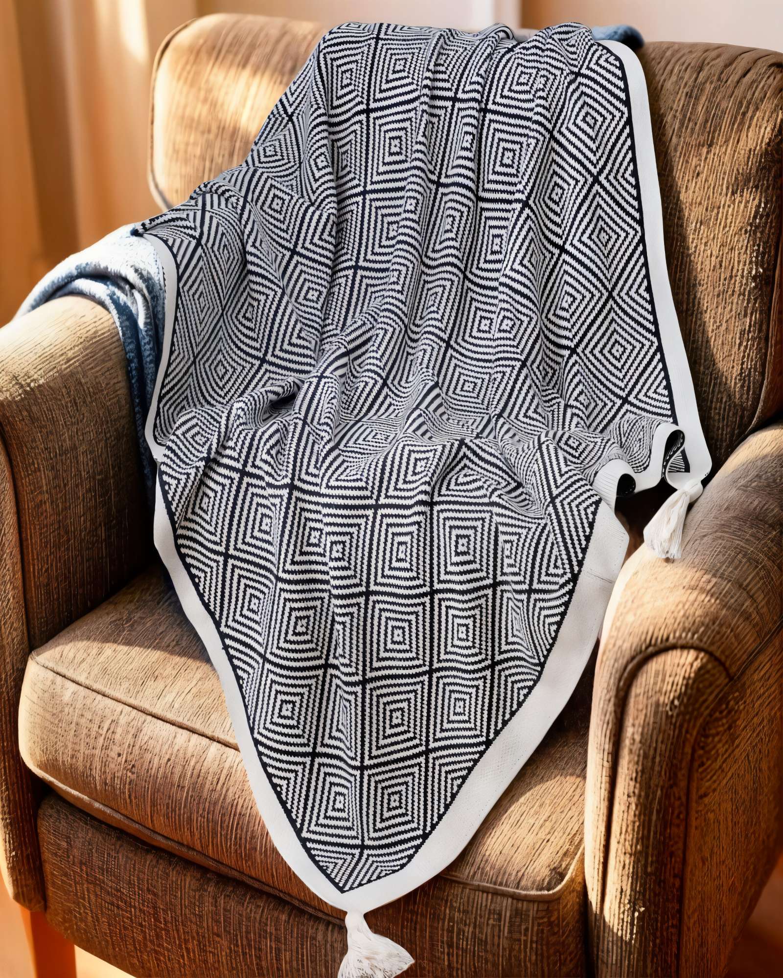 MANTA CON BORLAS DECORATIVA  Y ESTAMPADO GEOMETRICO DE ROMBO COLOR GRIS 2 - 4