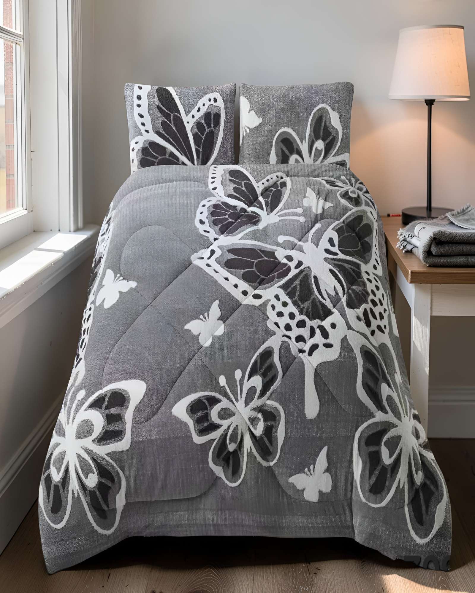 COBERTOR DE JACQUERD CON MARIPOZAS KING  COLOR GRIS - 3