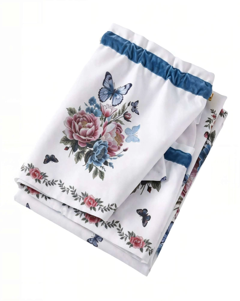 PACK DE CORTINA 3 PIEZAS PARA COCINA CON DISEÑO COLOR BLANCO CON DETALLES EN AZUL - 2