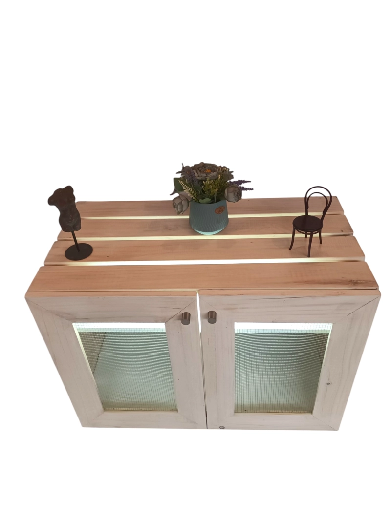 MUEBLE NICO, MADERA Y UNA SUAVE TECNICA ALBAYALDE BLANCO. PUERTAS CON MALLA METALICA Y RUEDAS. - 1