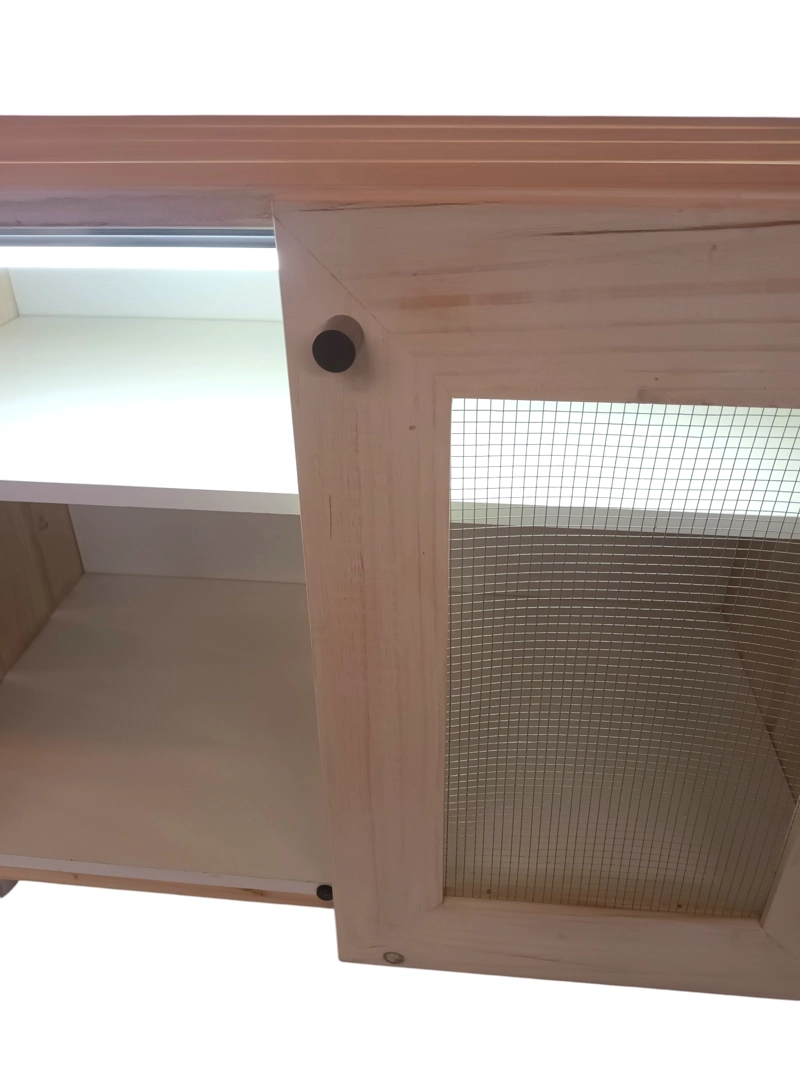 MUEBLE NICO, MADERA Y UNA SUAVE TECNICA ALBAYALDE BLANCO. PUERTAS CON MALLA METALICA Y RUEDAS. - 2