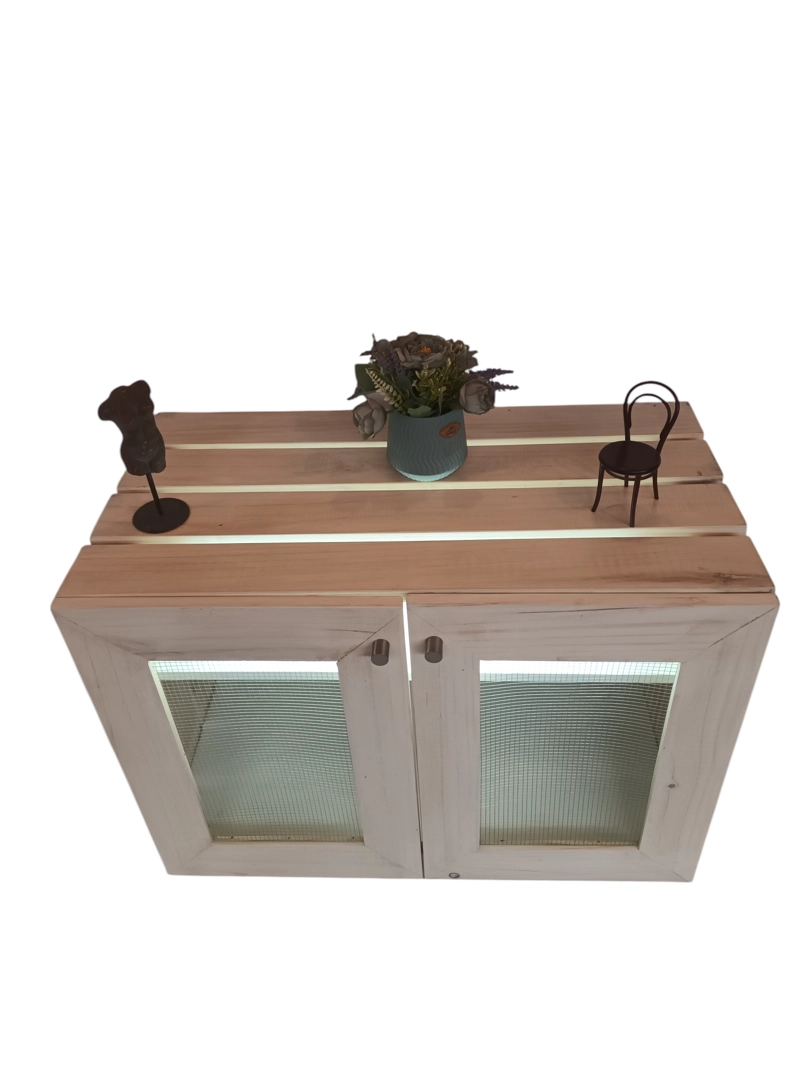 MUEBLE NICO, MADERA Y UNA SUAVE TECNICA ALBAYALDE BLANCO. PUERTAS CON MALLA METALICA Y RUEDAS. - 3