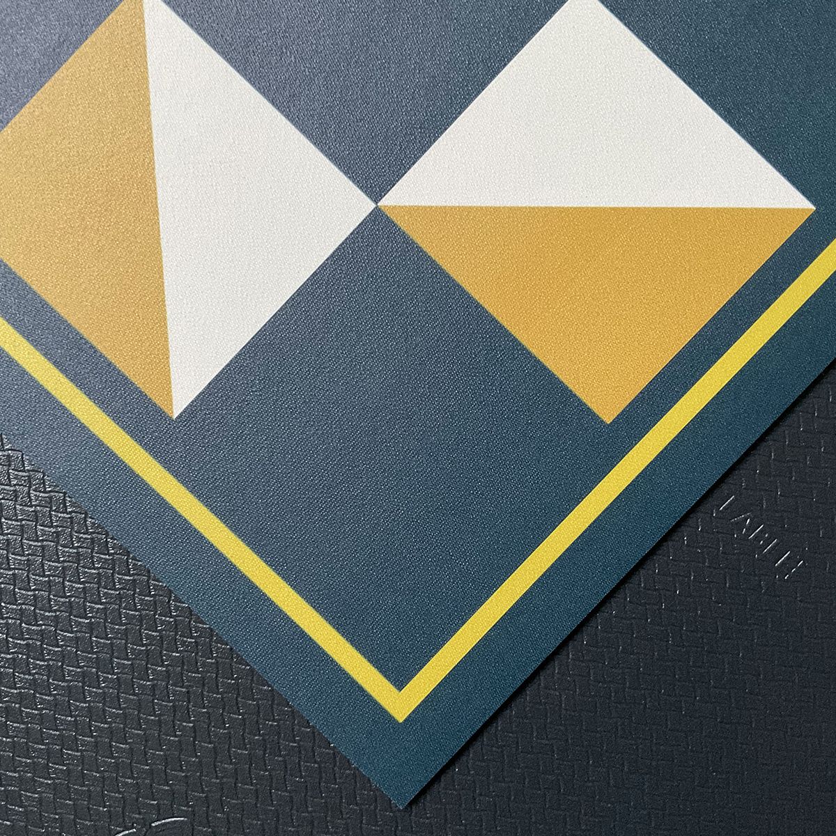 ALFOMBRA VINÍLICA LIVING  TABLERO MUSTARD 50X70 CM - 2