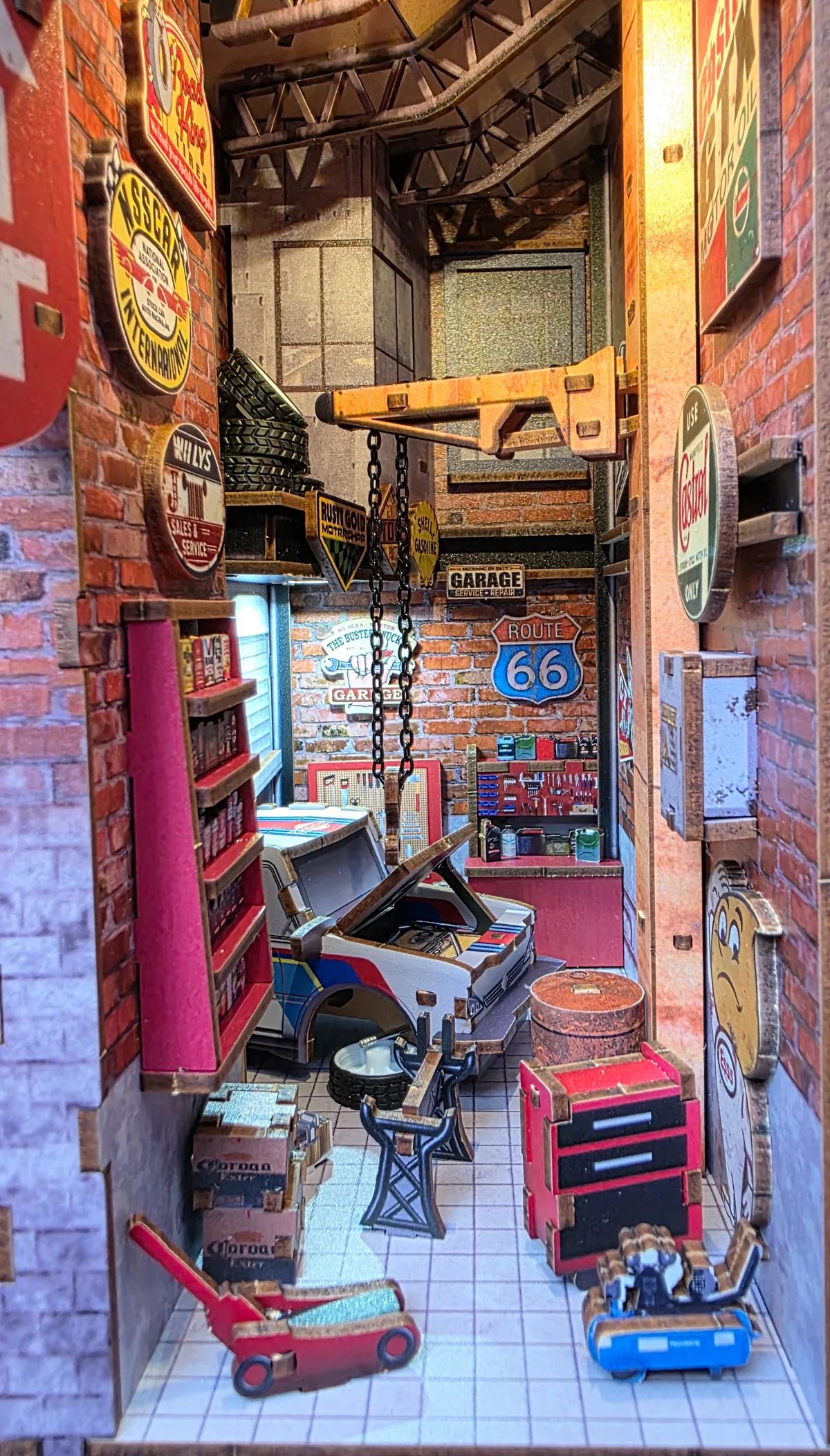 DESCRIPCION CONVIERTE TU ESTANTERIA EN UNA ESCENA VIBRANTE CON SPIKE'S GARAGE, UN DETALLADO BOOKNOOK - 4