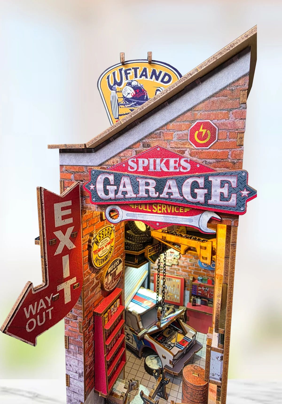 DESCRIPCION CONVIERTE TU ESTANTERIA EN UNA ESCENA VIBRANTE CON SPIKE'S GARAGE, UN DETALLADO BOOKNOOK - 5