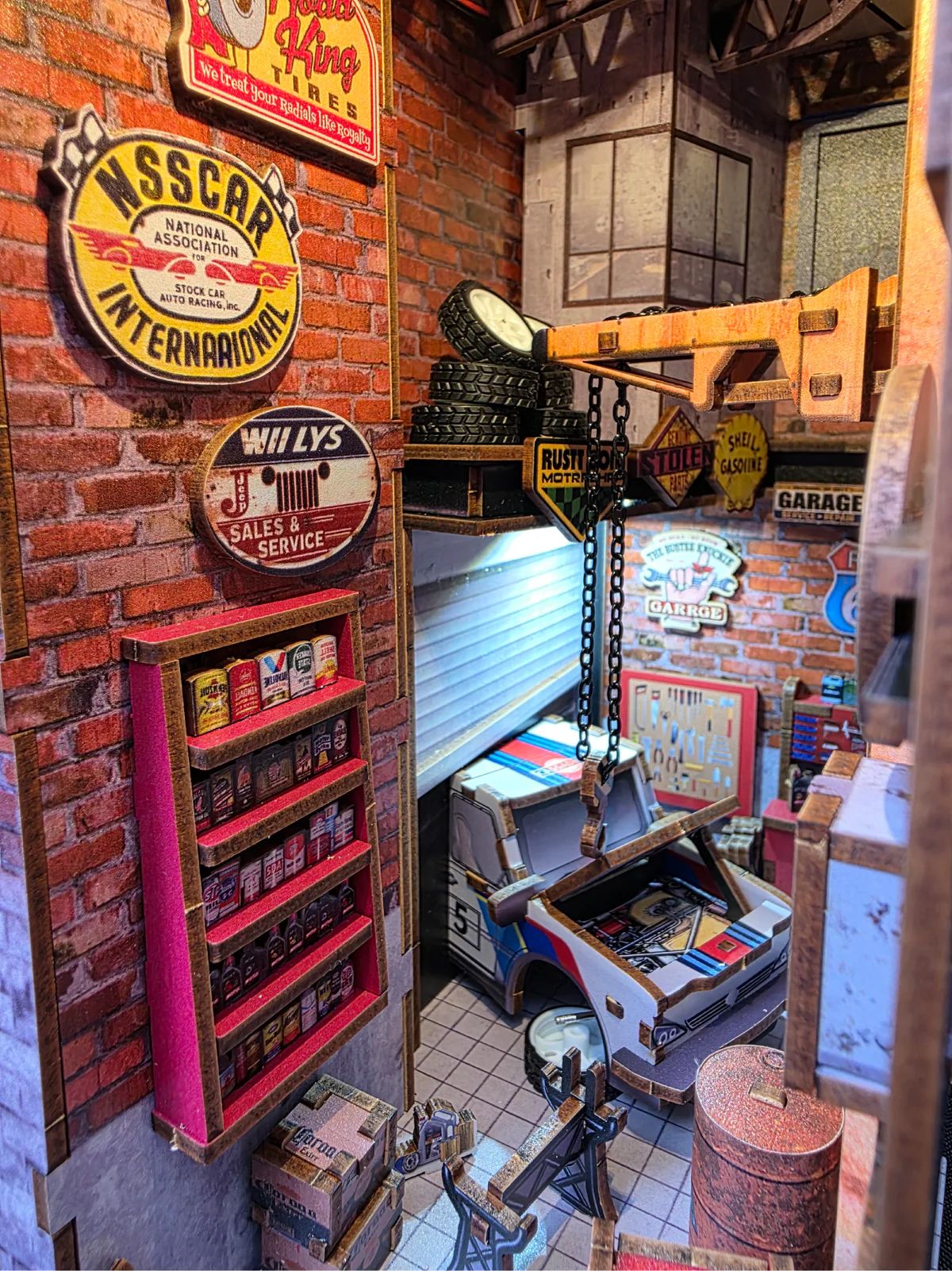 DESCRIPCION CONVIERTE TU ESTANTERIA EN UNA ESCENA VIBRANTE CON SPIKE'S GARAGE, UN DETALLADO BOOKNOOK - 6