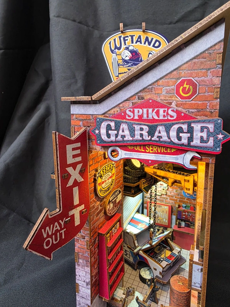 DESCRIPCION CONVIERTE TU ESTANTERIA EN UNA ESCENA VIBRANTE CON SPIKE'S GARAGE, UN DETALLADO BOOKNOOK - 7