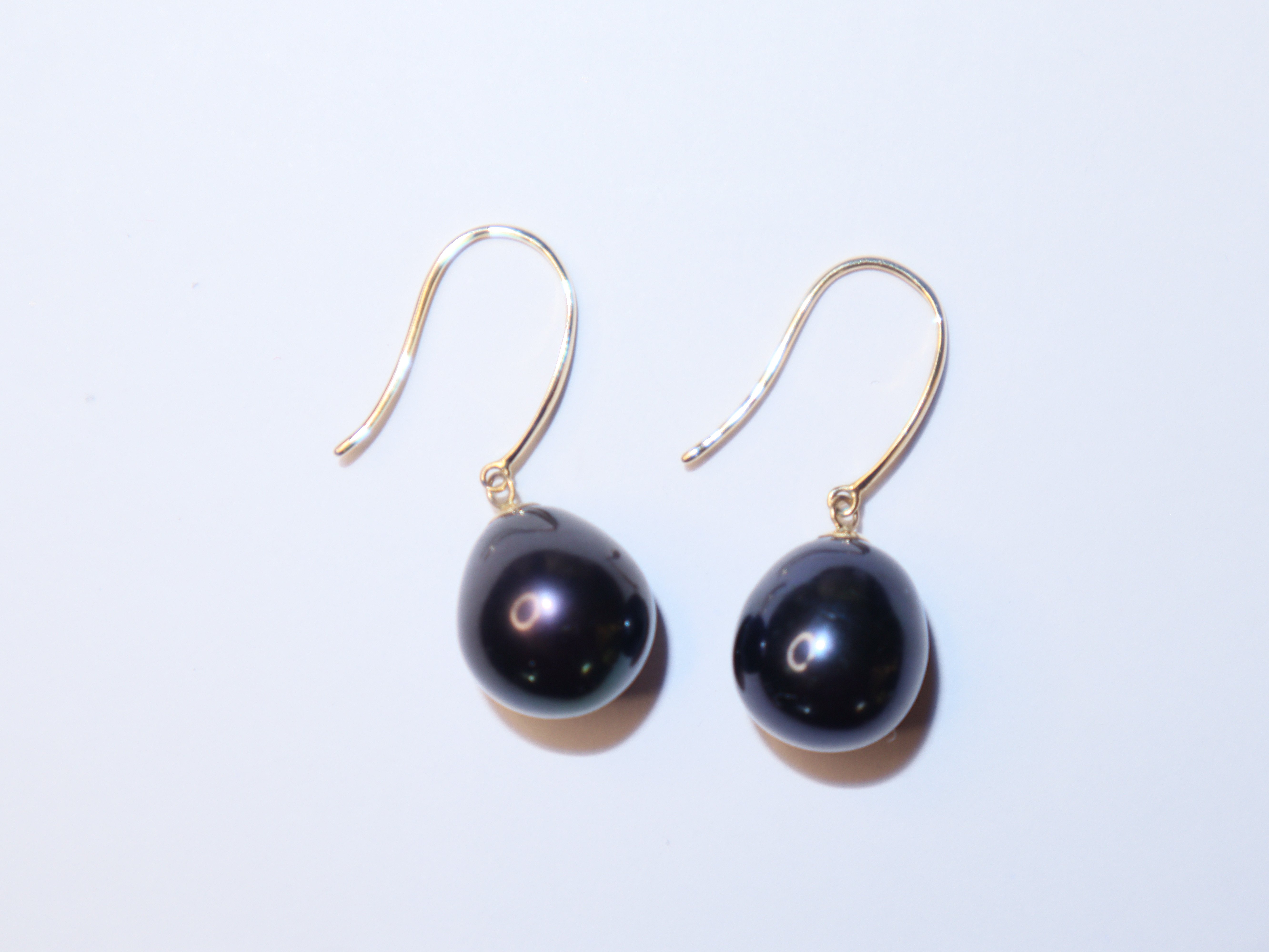 AROS DE ORO 18 K CON PERLAS CULTIVADAS NEGRAS DE TAHITI - 1