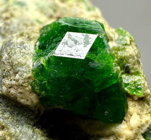 PIEDRA DEMANTOID NATURAL SOBRE MATRIZ 134 GRAMOS - 1