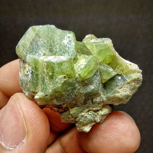 PIEDRA EN BRUTO PERIDOTO SOBRE MATRIZ - 1