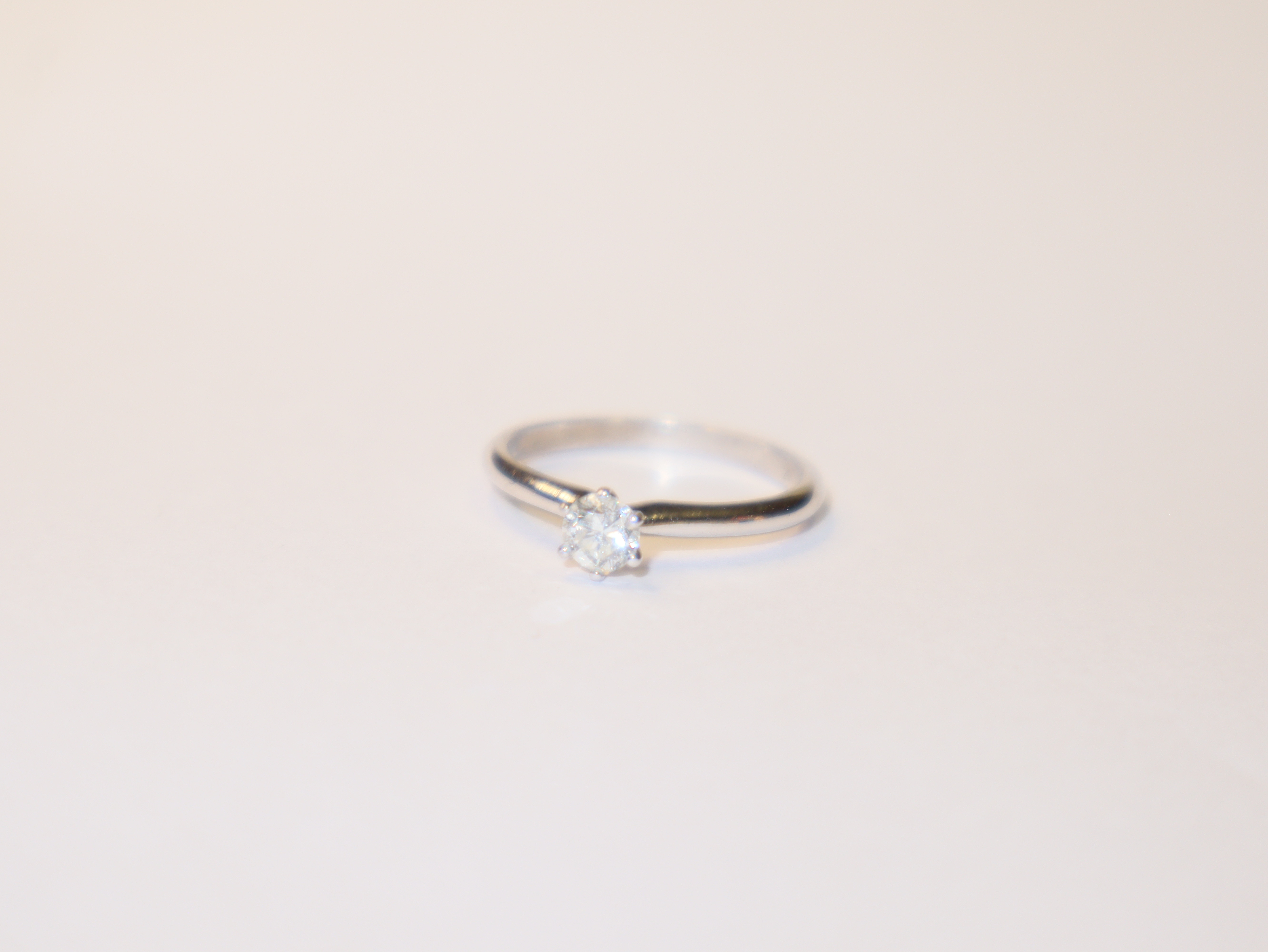 ANILLO DE  ORO 18 K  CON UN DIAMANTE CENTRAL NATURAL 17 CT - 1