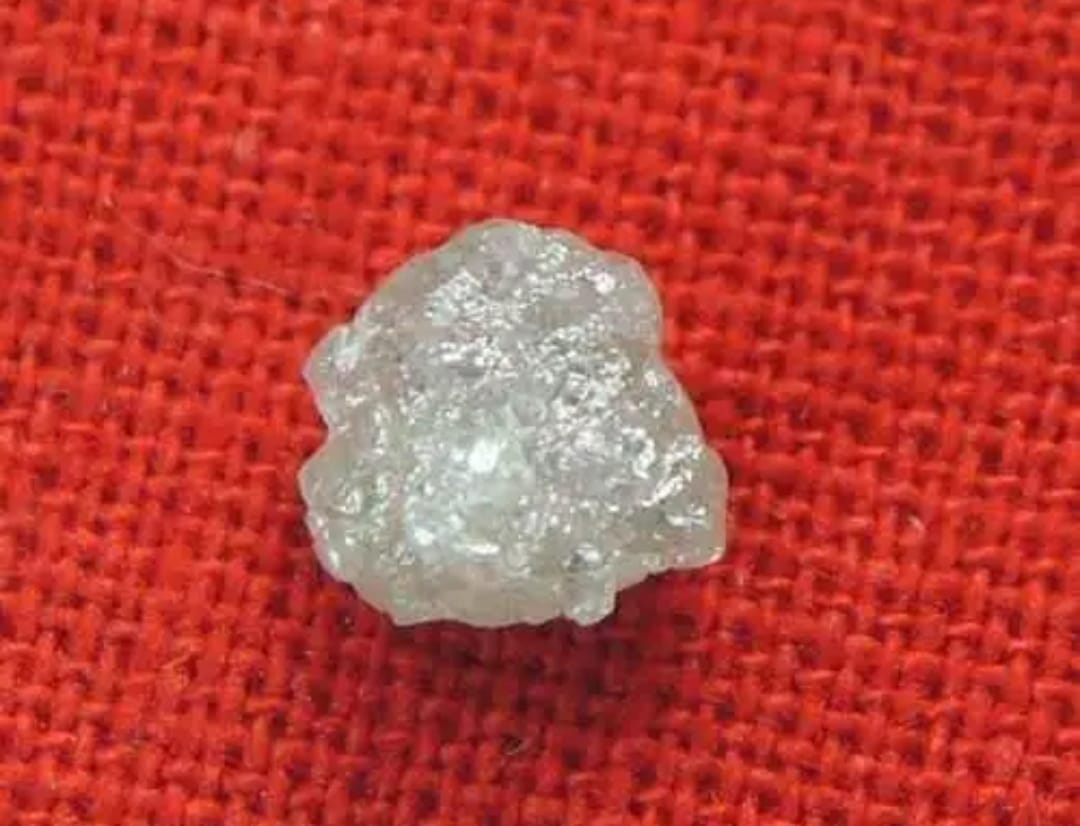 DIAMANTE GENUINO EN BRUTO 0,65 CT - 1