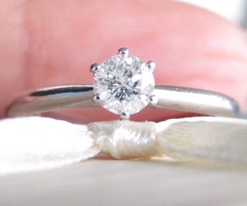 ANILLO DE ORO DE 18 K CON UN BRILLANTE NATURAL DE 40 PUNTOS - 1