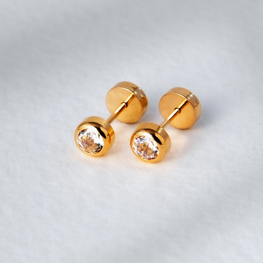 AROS ABRIDOR BOTÓN CON PIEDRA BLANCA EN ORO 18K POR JOYAS PATRICIO LILLO - 1